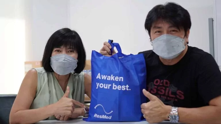 NK Sleepcare donates a ResMed AirMini CPAP machine to DJ Pee Aoi, Napaporn Triwitwareekul and Nawapol Julamornchoke.