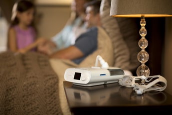 Philips DreamStation Auto BiPAP with family in bed